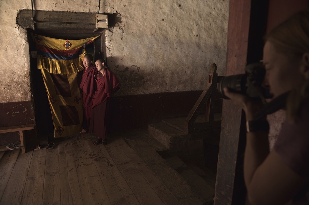 fotografia-podroznicza-definicja-fotografowanie-mnichow-w-bhutanie-fair-travel-event